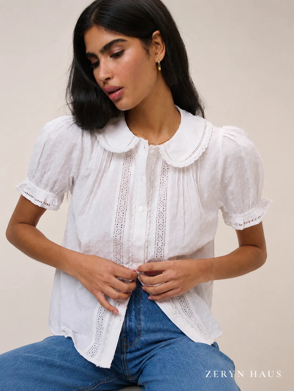 Blusa blanca con cuello Peter Pan y bordado inglés