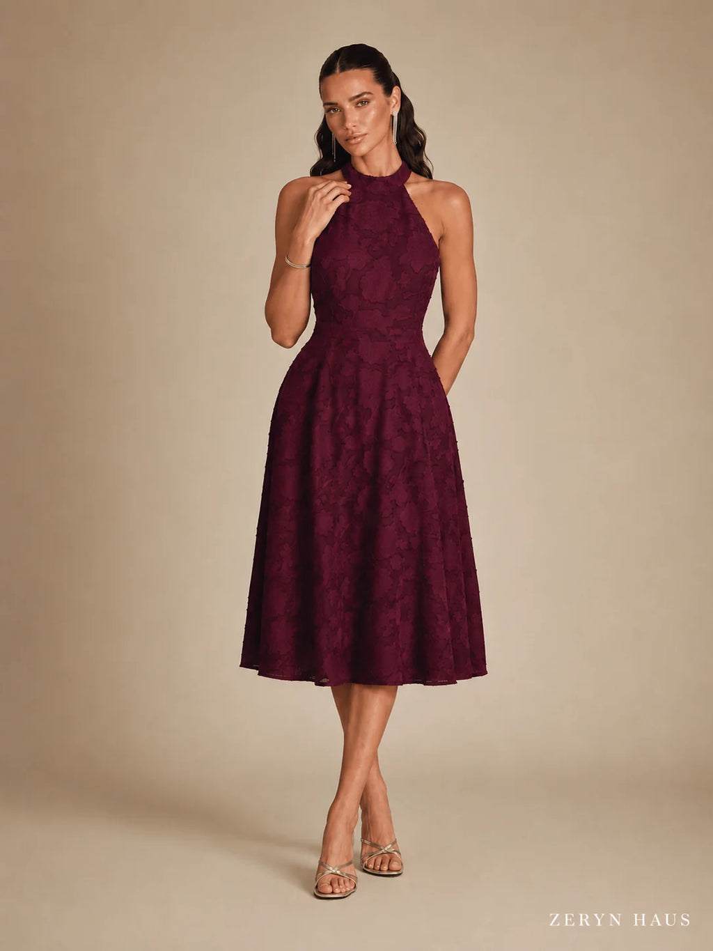 Vestido largo jacquard de cuello alto color rojo vino
