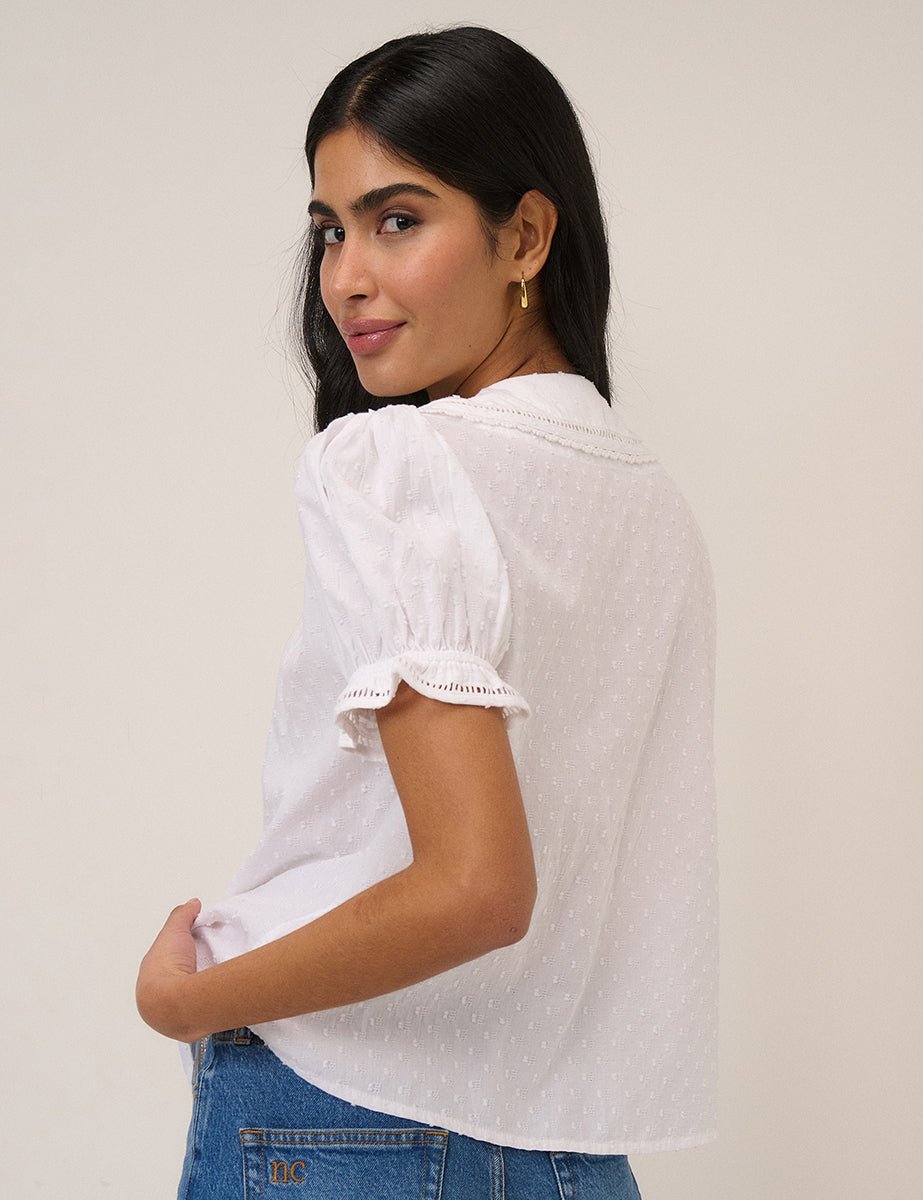 Blusa blanca con cuello Peter Pan y bordado inglés - Zeryn Haus