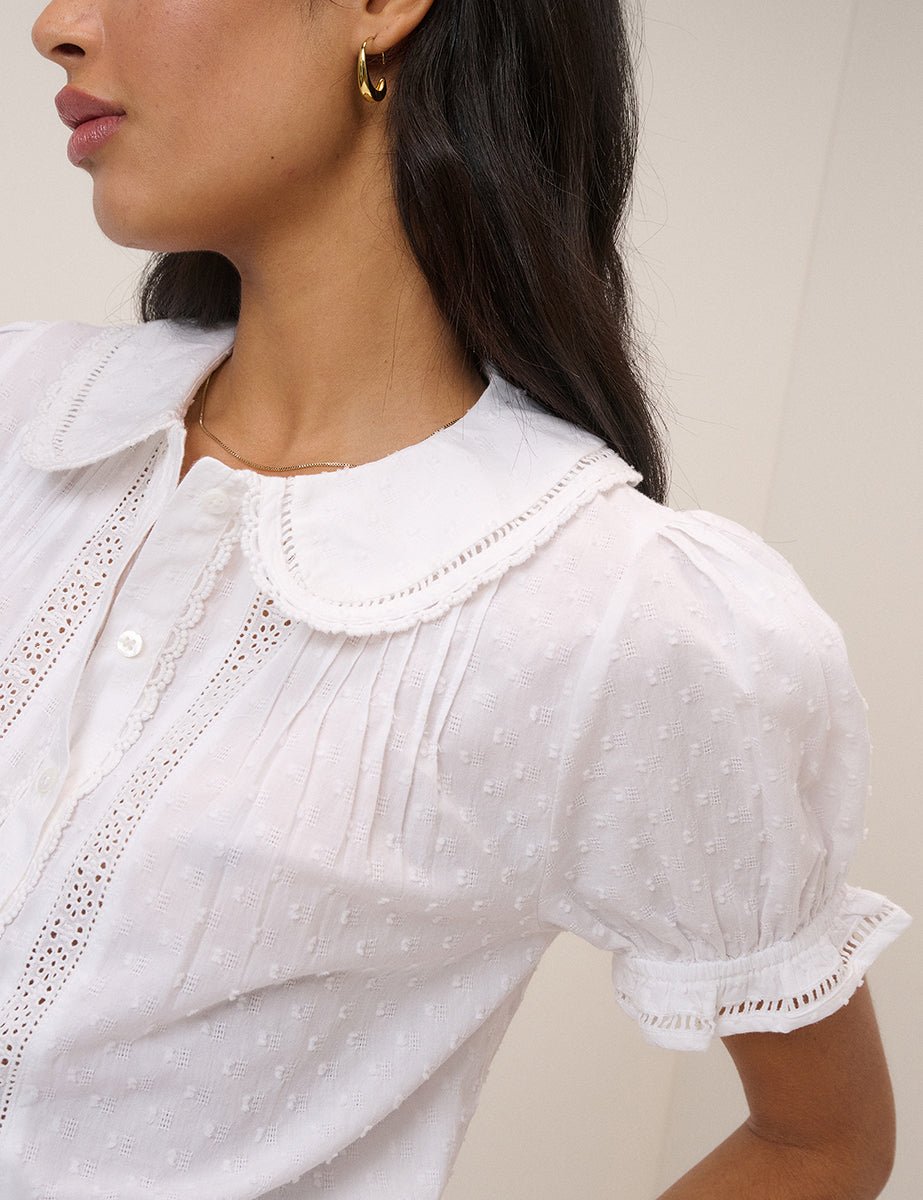 Blusa blanca con cuello Peter Pan y bordado inglés - Zeryn Haus