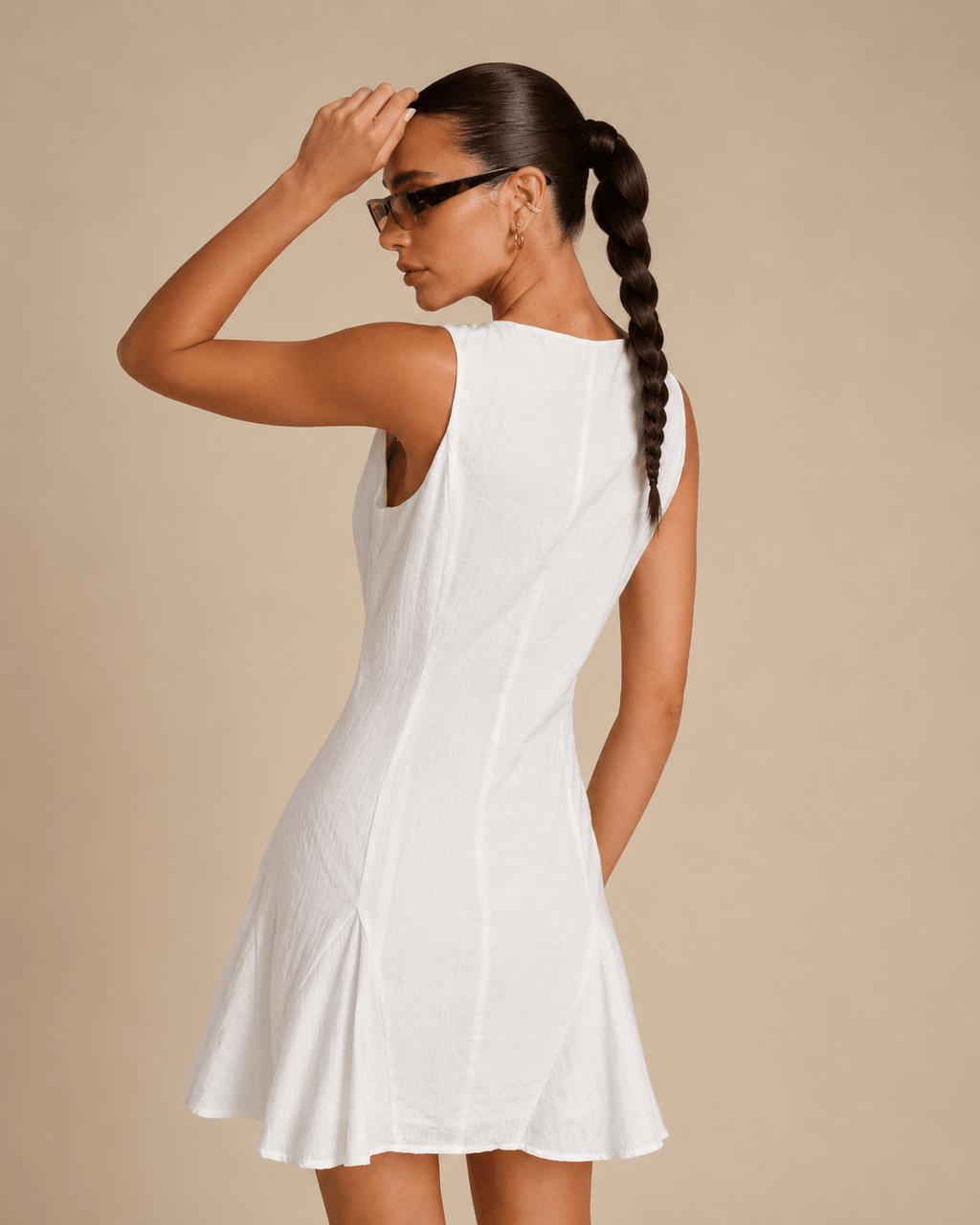Minivestido blanco de corte A con cuello cuadrado y botones - Zeryn Haus