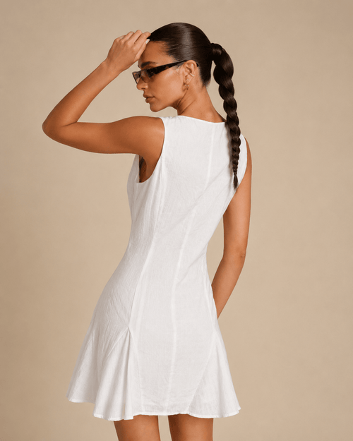 Minivestido blanco de corte A con cuello cuadrado y botones - Zeryn Haus