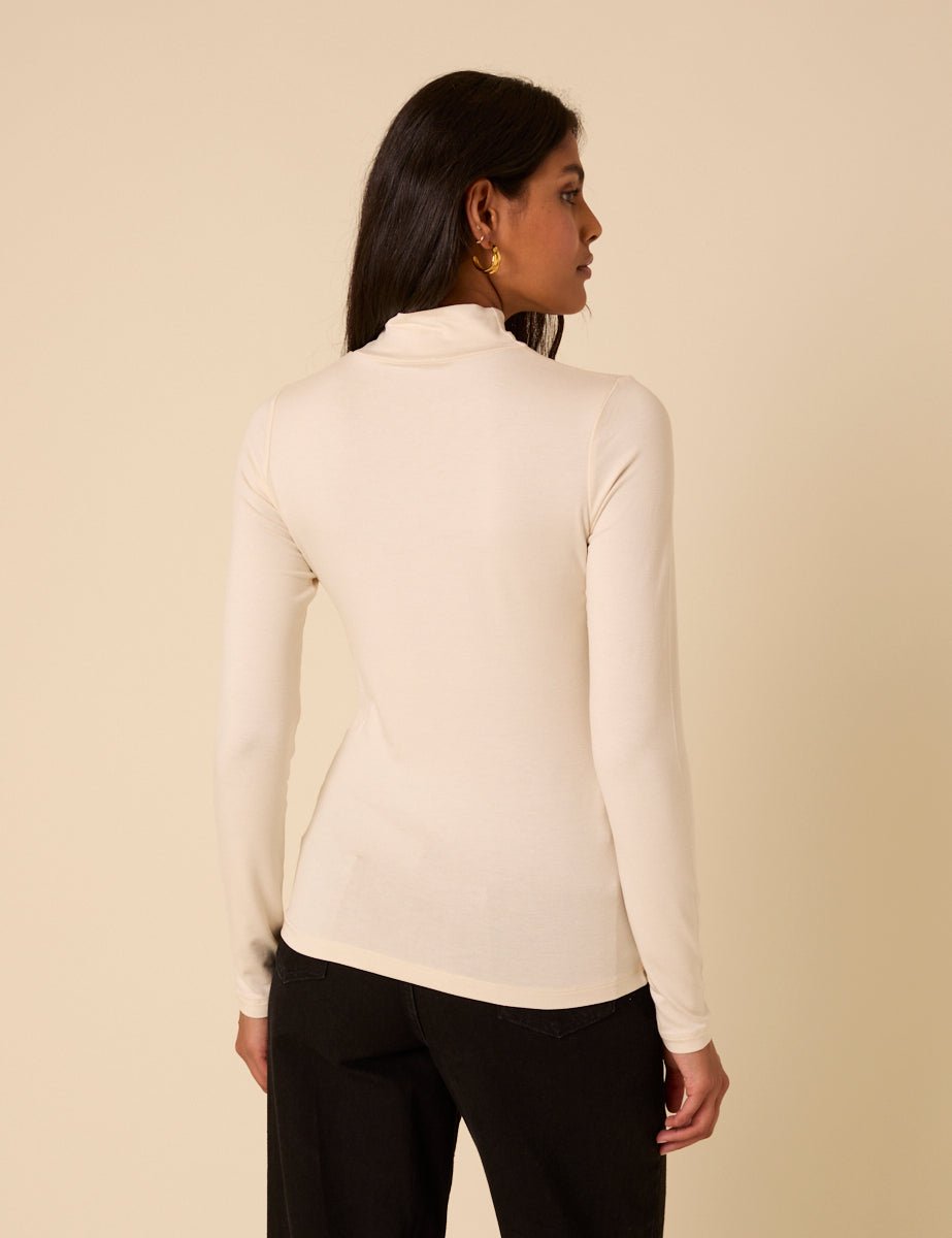 Top de manga larga con cuello alto color crema - Zeryn Haus