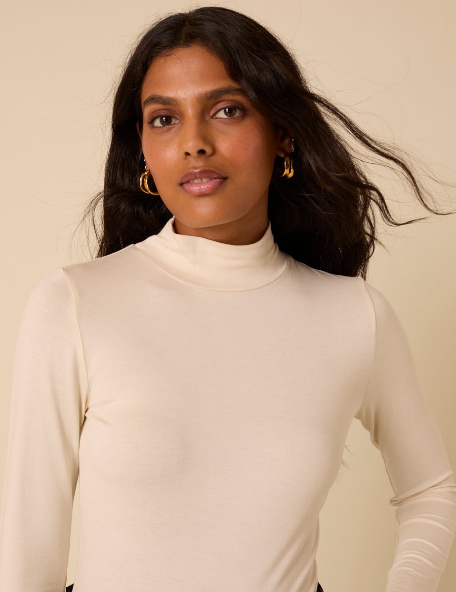 Top de manga larga con cuello alto color crema - Zeryn Haus