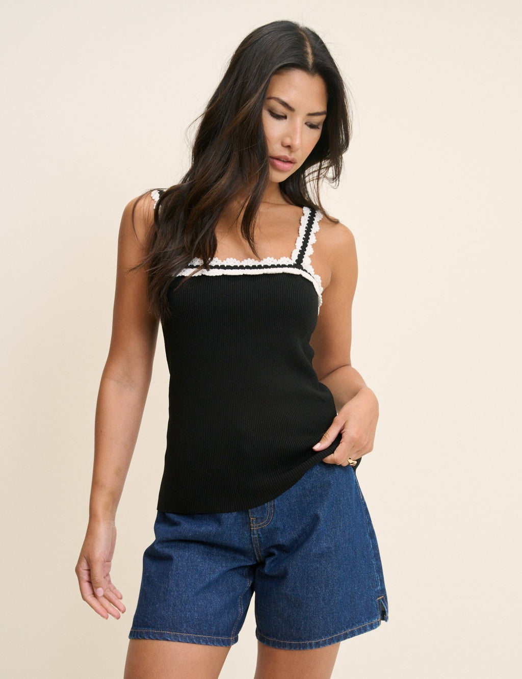 Top de tirantes negro con ribete de crochet - Zeryn Haus