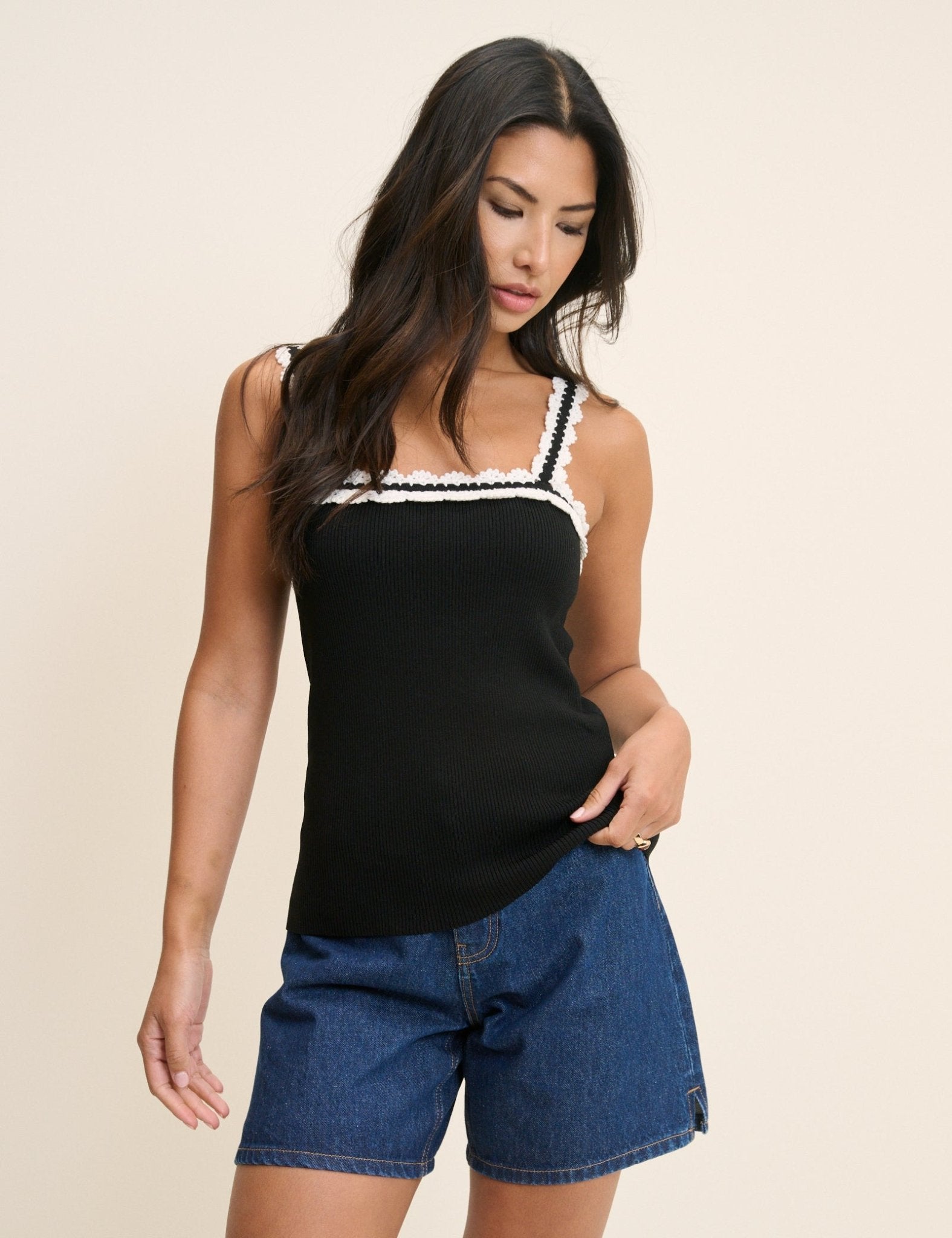Top de tirantes negro con ribete de crochet - Zeryn Haus