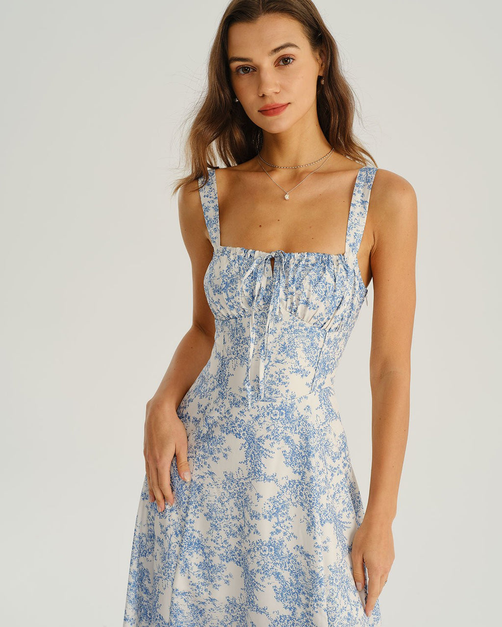 Vestido midi lencero fruncido con estampado floral azul - Zeryn Haus