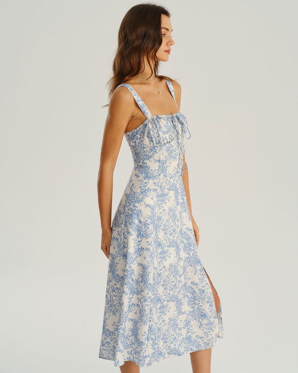 Vestido midi lencero fruncido con estampado floral azul - Zeryn Haus