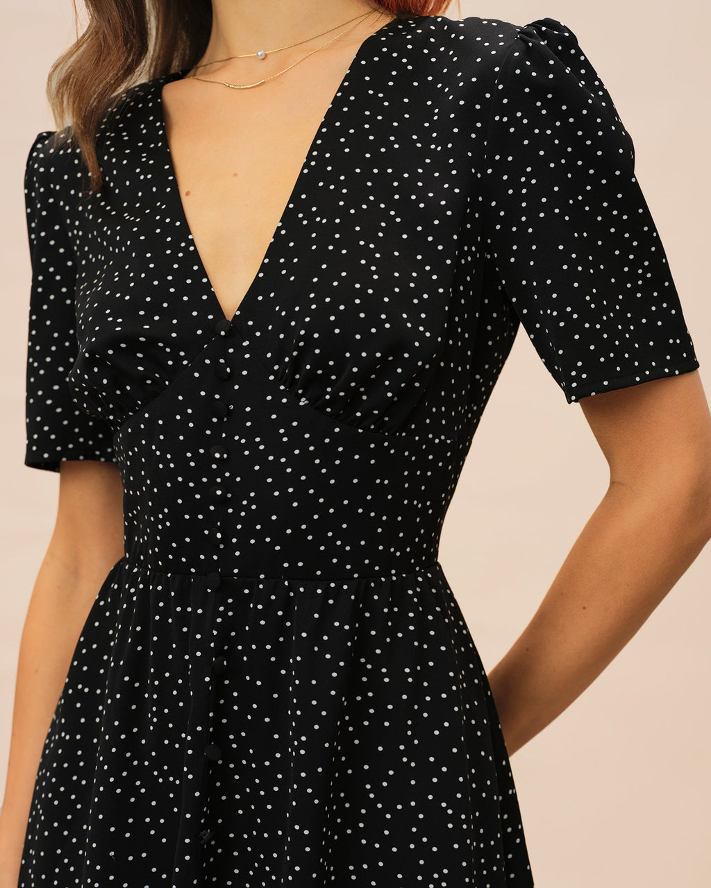 Vestido midi negro con escote en V y lunares - Zeryn Haus