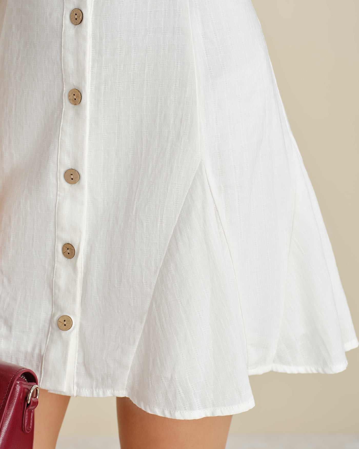Minivestido blanco de corte A con cuello cuadrado y botones