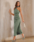 Vestido largo de satén verde con un solo hombro