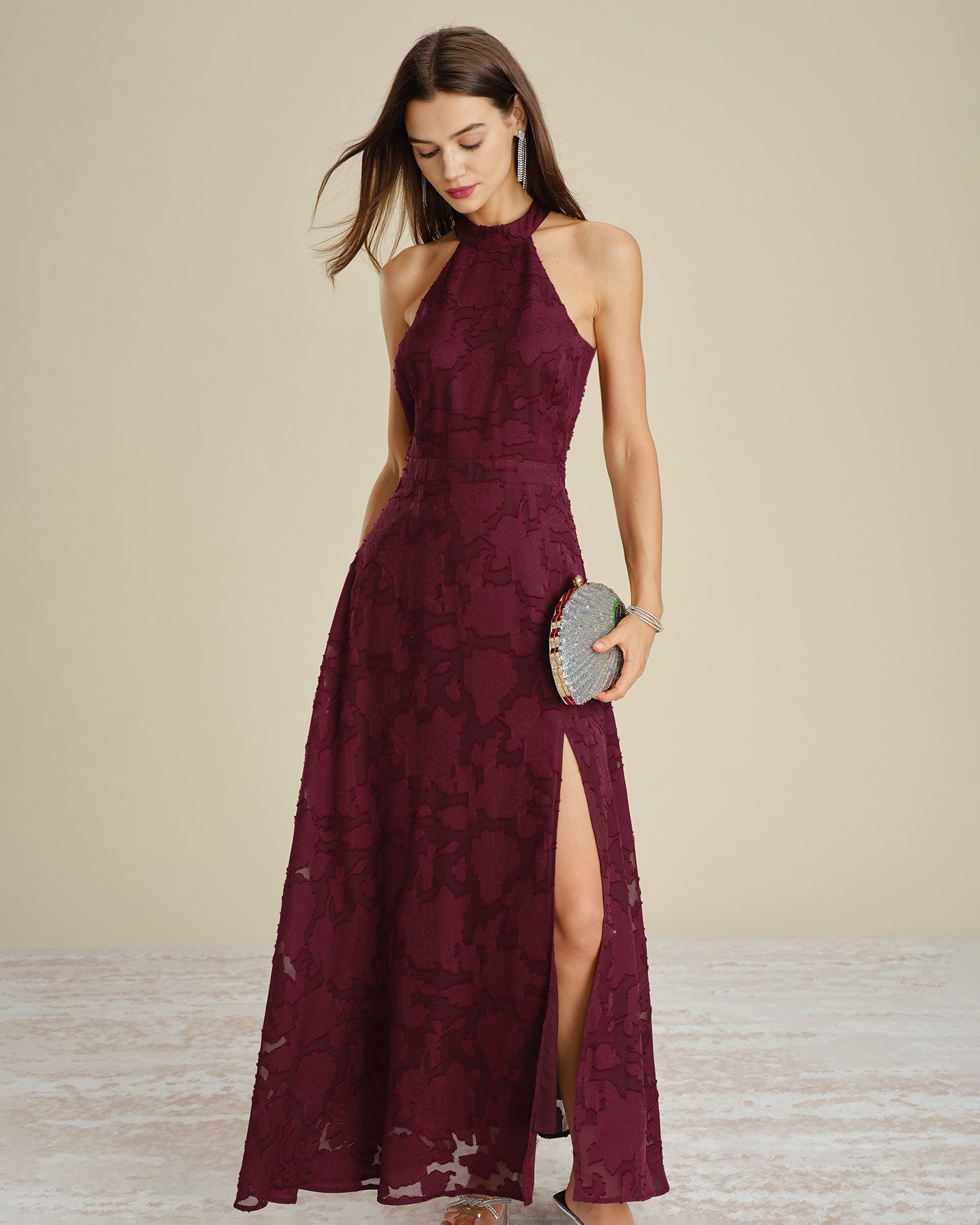 Vestido largo jacquard de cuello alto color rojo vino
