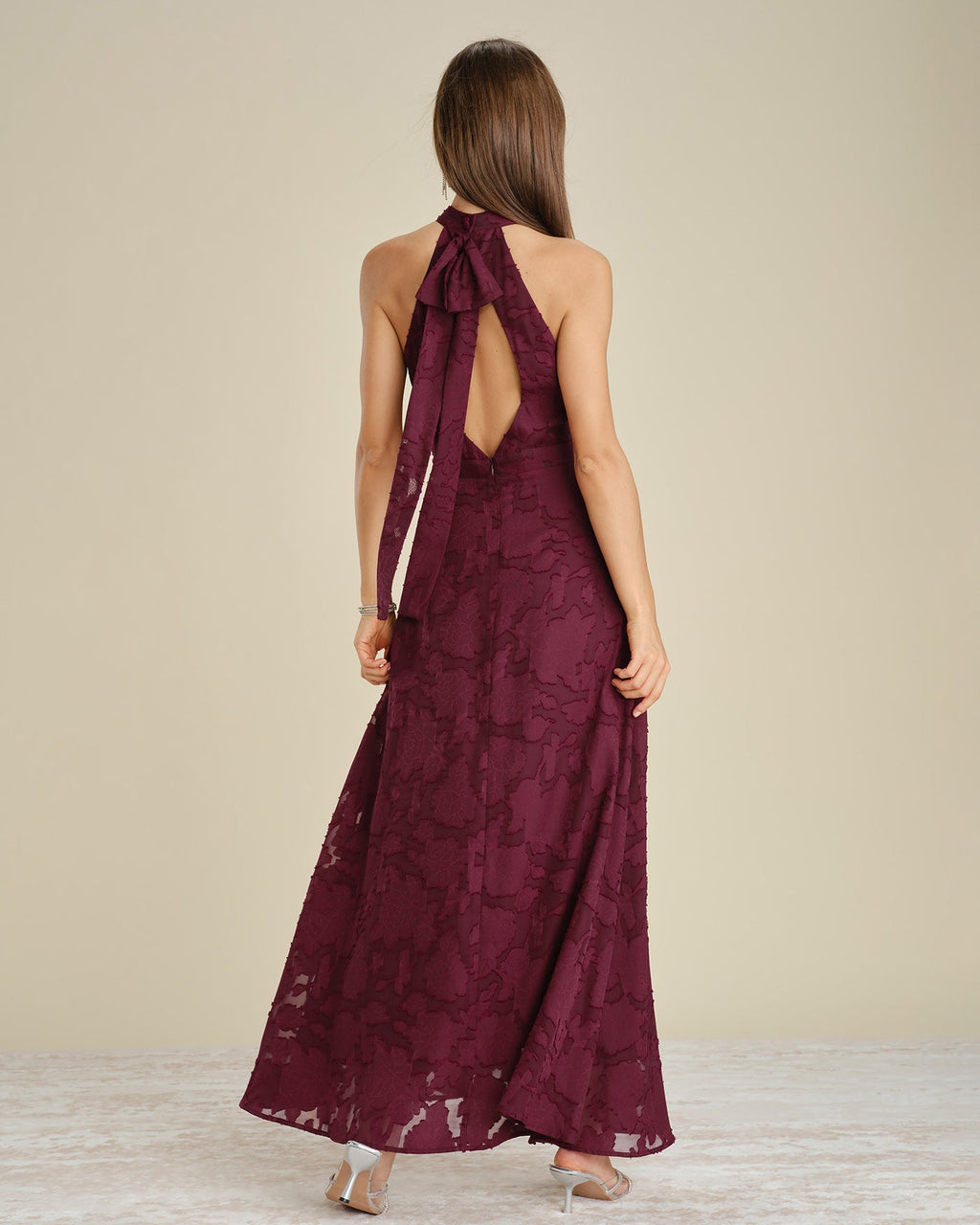 Vestido largo jacquard de cuello alto color rojo vino