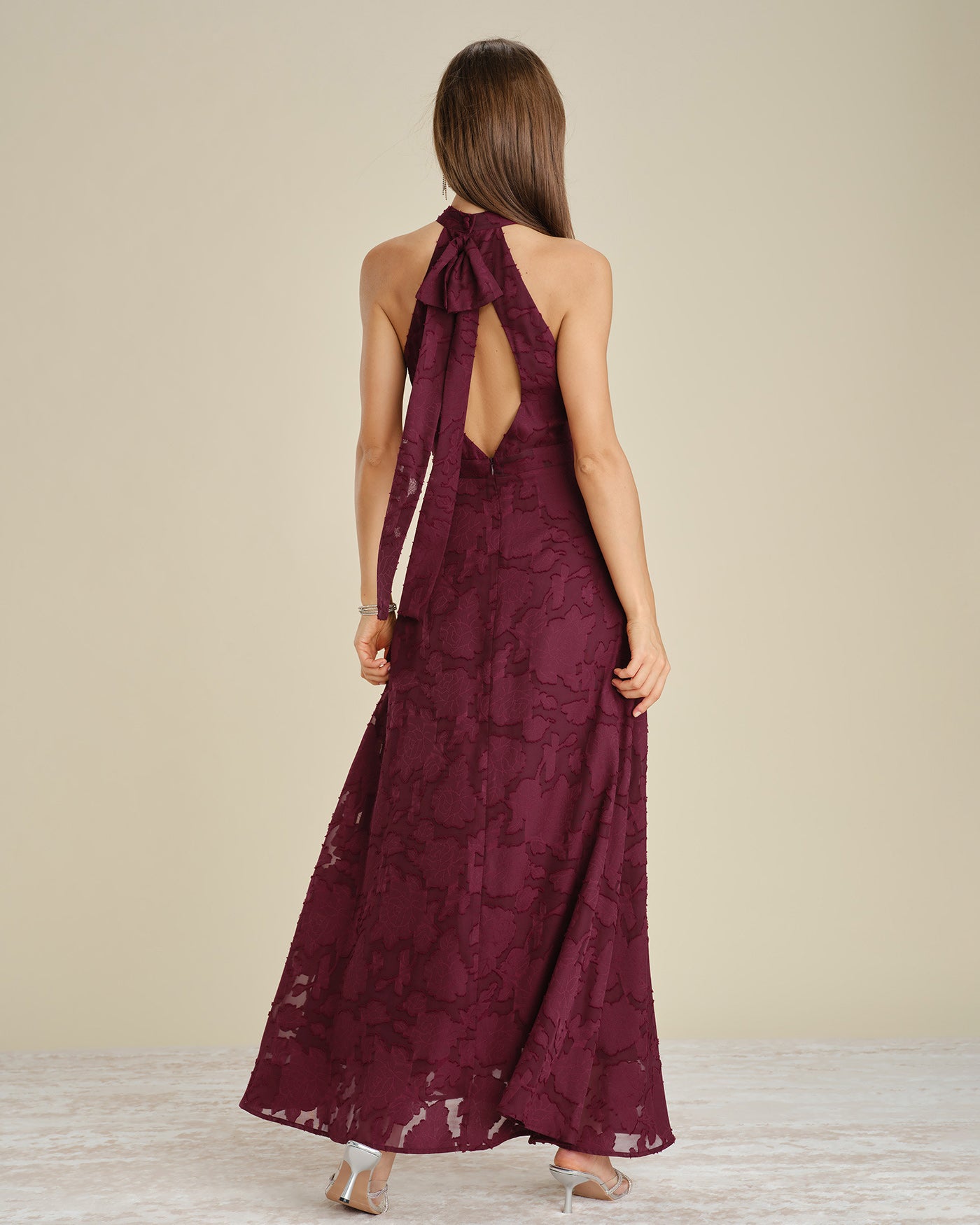 Vestido largo jacquard de cuello alto color rojo vino