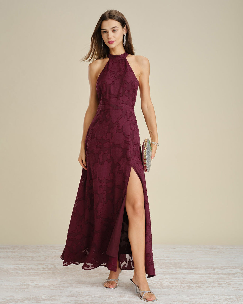 Vestido largo jacquard de cuello alto color rojo vino