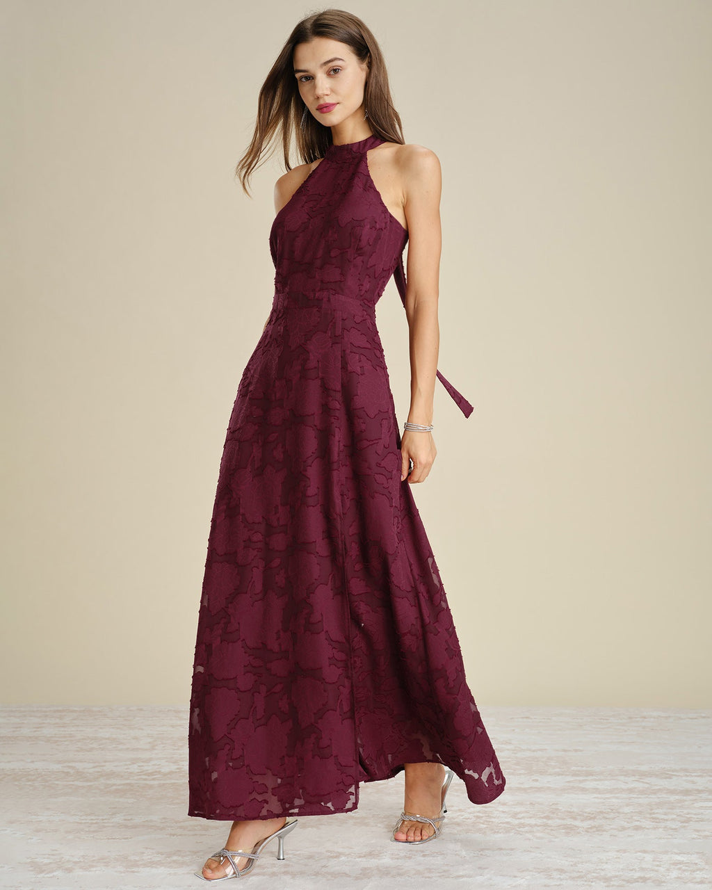 Vestido largo jacquard de cuello alto color rojo vino