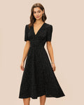 Vestido midi negro con escote en V y lunares