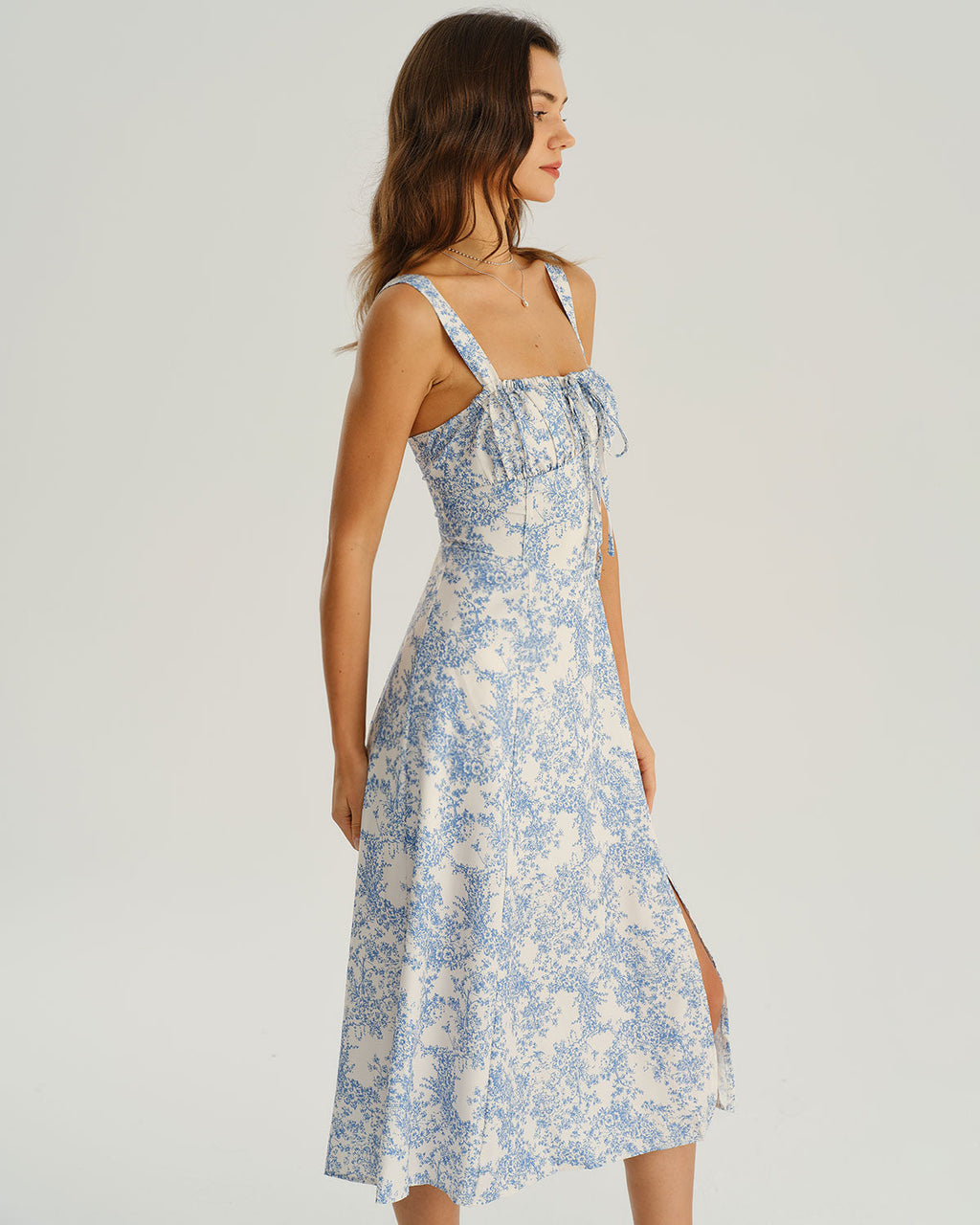 Vestido midi lencero fruncido con estampado floral azul