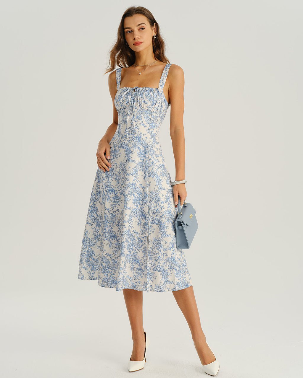 Vestido midi lencero fruncido con estampado floral azul