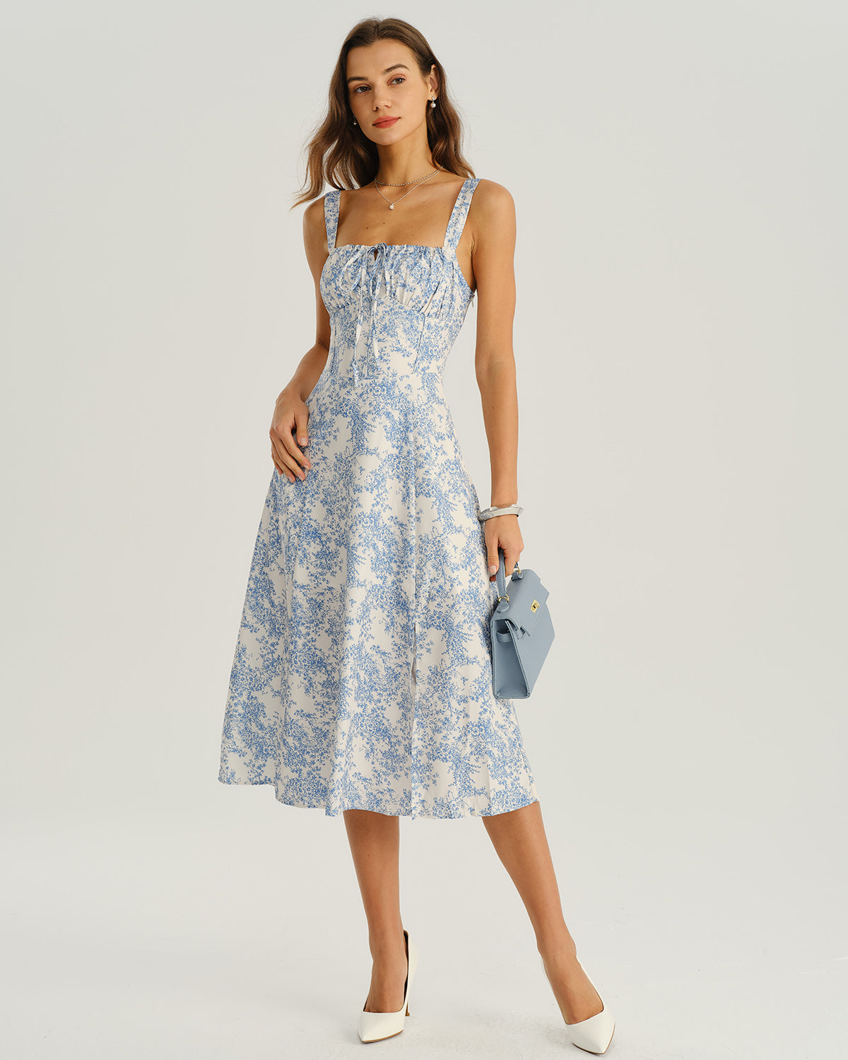 Vestido midi lencero fruncido con estampado floral azul