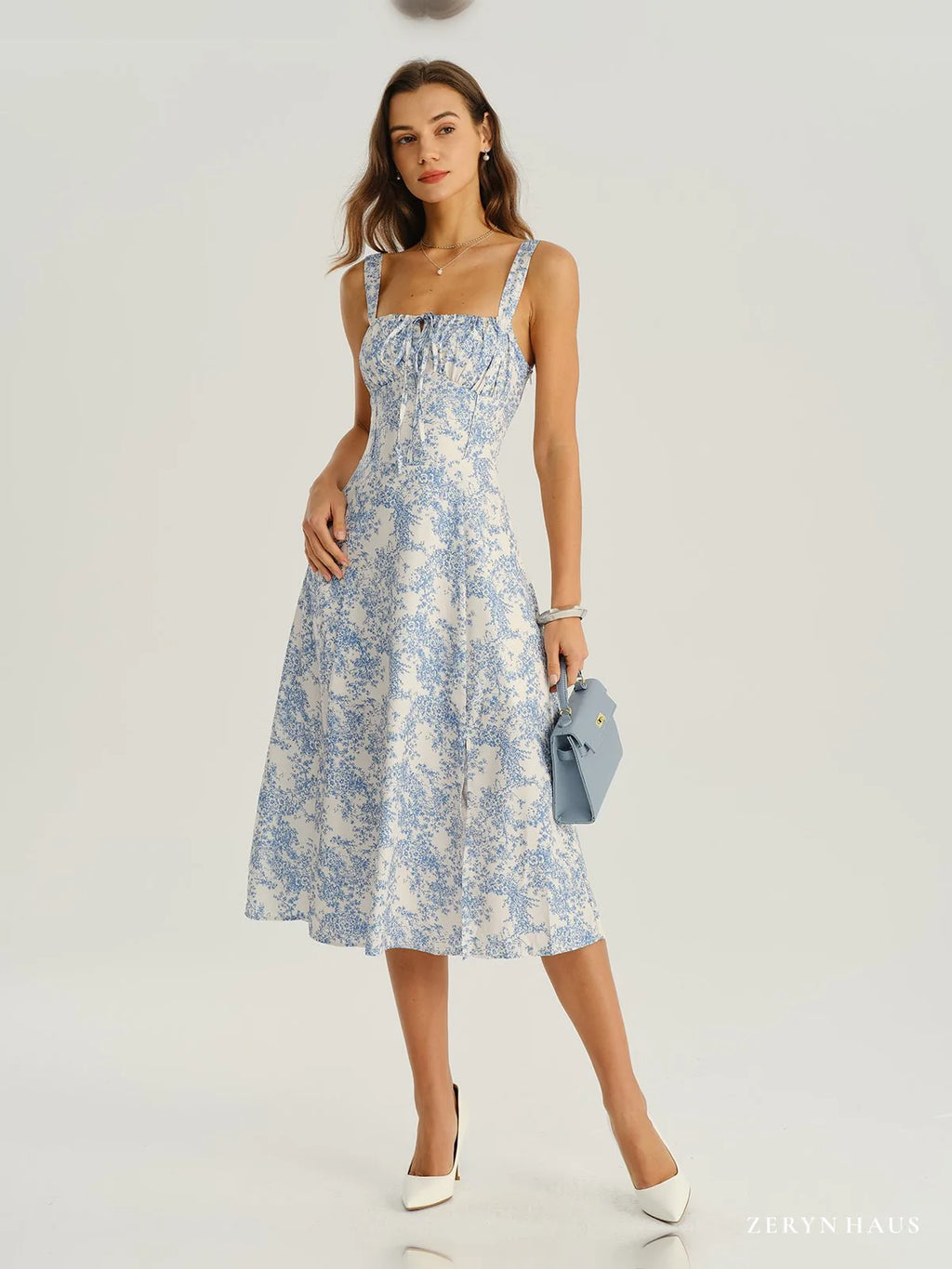 Vestido midi lencero fruncido con estampado floral azul