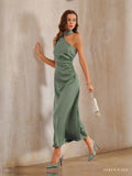 Vestido largo de satén verde con un solo hombro