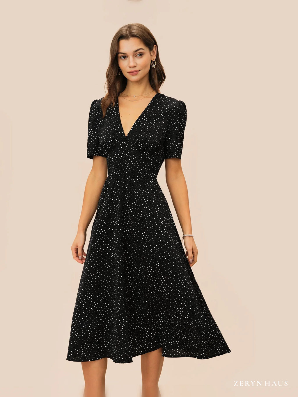 Vestido midi negro con escote en V y lunares