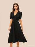 Vestido midi negro con escote en V y lunares